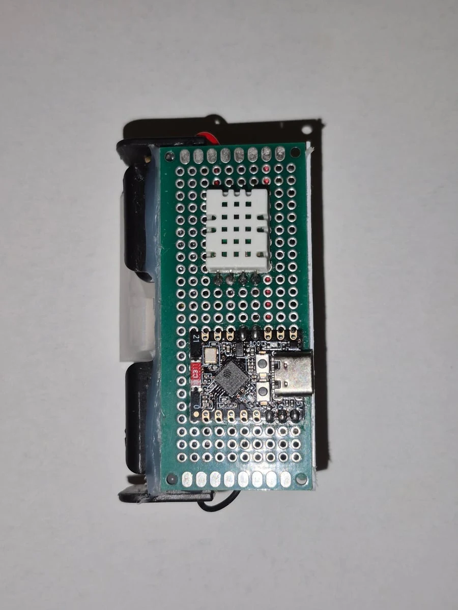Przedni panel prototypu ESP32 mierzącego temperaturę i wilgotność
