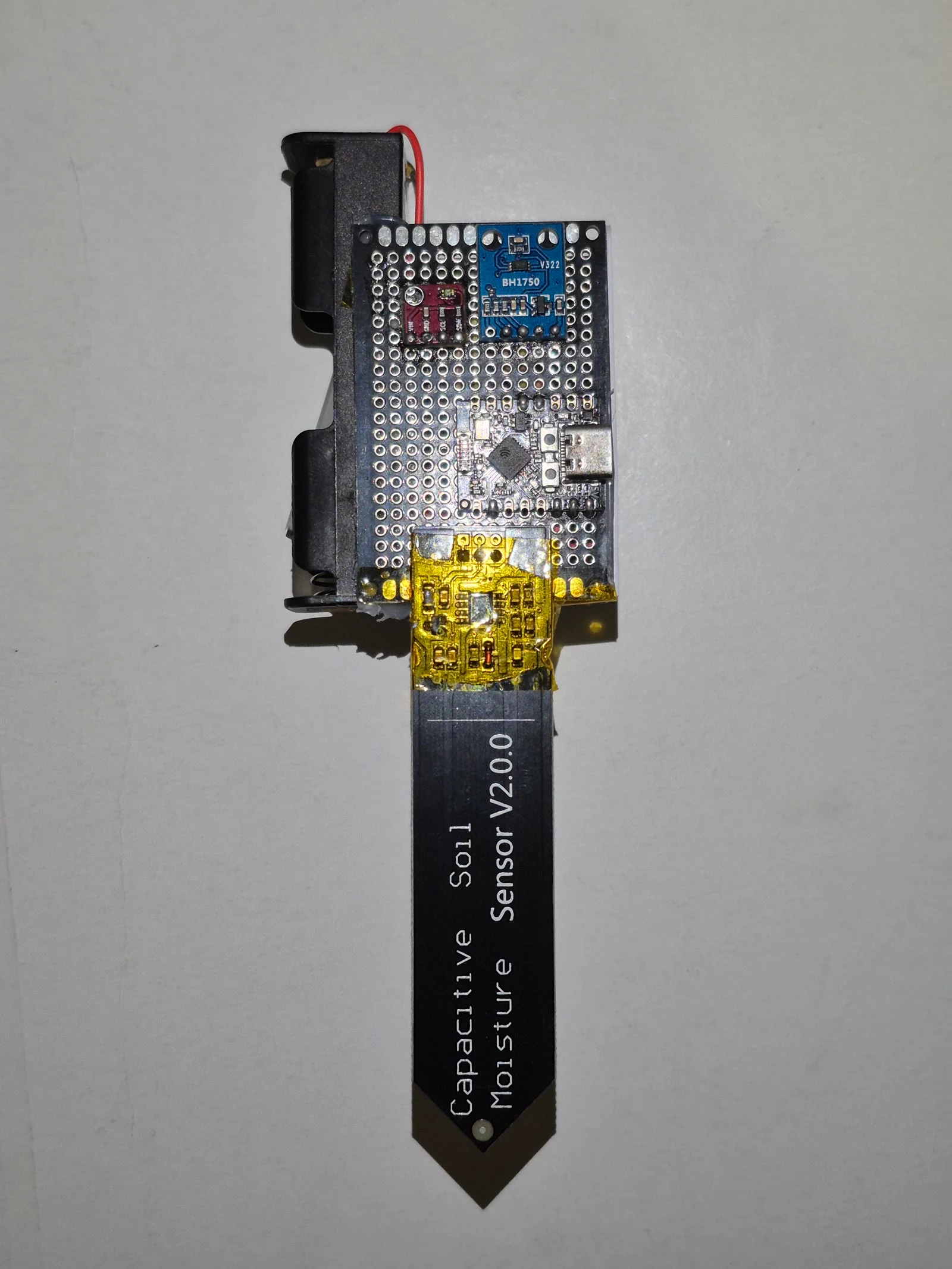 Fizyczny moduł ESP32 z czujnikami wilgotności gleby i natężenia światła